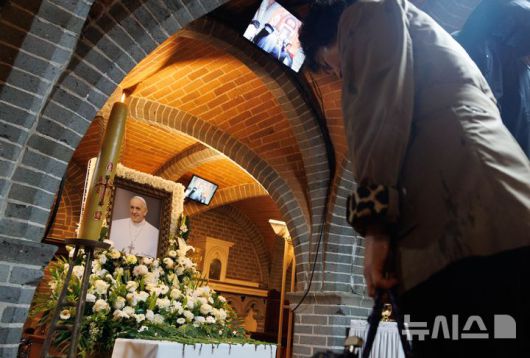 [서울=뉴시스] 사진공동취재단 = 22일 서울 중구 명동대성당 지하성당에 마련된 프란치스코 교황의 빈소를 찾은 조문객들이 조문하고 있다. 2025.04.22. photo@newsis.com