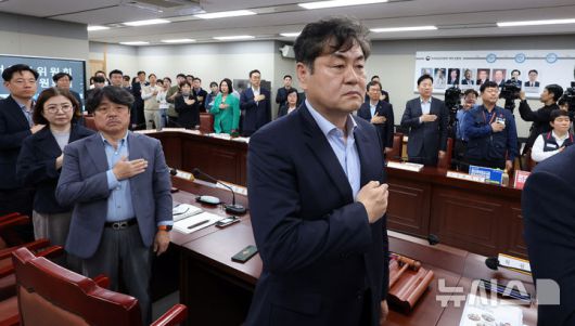 [세종=뉴시스] 강종민 기자 = 22일 세종시 정부세종청사에서 열린 최저임금위원회 제1차 전원회의에서 이인재 위원장과 위원들이 국민의례를 하고 있다. 2025.04.22. ppkjm@newsis.com