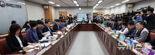 [세종=뉴시스] 강종민 기자 = 22일 세종시 정부세종청사에서 최저임금위원회 제1차 전원회의가 열리고 있다. 2025.04.22. ppkjm@newsis.com