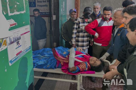 [아난트나그(인도)=AP/뉴시스]22일(현지시각) 인도령 카슈미르 파할감에서 무장괴한들의 총격으로 부상한 관광객들이 아난트나그에 있는 병원으로 이송돼 들것에 실려 내리고 있다. 파키스탄은 24일 인도 국민에 대한 비자를 취소하고 모든 인도 소유 또는 인도 운영 항공사에 대해 파키스탄 영공을 폐쇄했으며 제3국을 통하는 것을 포함하여 인도와의 모든 무역을 중단했다. 2025.04.24.