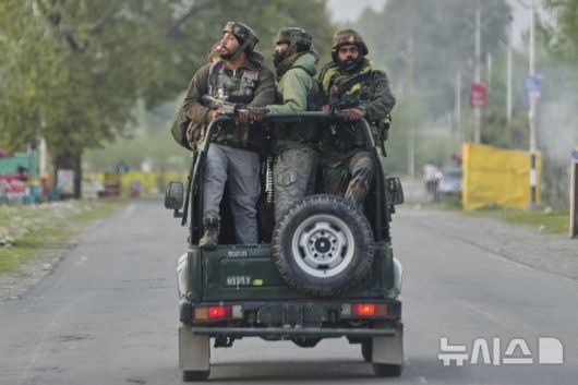 [파할감=AP/뉴시스] 22일(현지 시간) 인도령 카슈미르 파할감에서 무장 괴한들이 관광객들에게 무차별 총격을 가한 사건 후 인도 군인들이 인근을 순찰하고 있다. 현지 경찰은 4명의 괴한이 파할감 인근 바이사란 계곡에서 관광객 수십 명에게 총기를 난사해 최소 26명이 숨지고 수십 명이 다쳤다고 밝혔다. 2025.04.24.