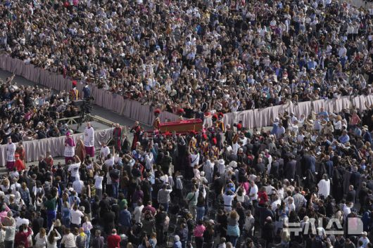 [바티칸시국=AP/뉴시스] 프란치스코 교황의 유해가 안치된 관이 23일(현지 시간) 성베드로 대성당 안으로 옮겨지고 있다. 교황의 시신은 사흘간 대성당에 안치돼 일반 신자들의 조문을 받는다. 2025.04.24.
