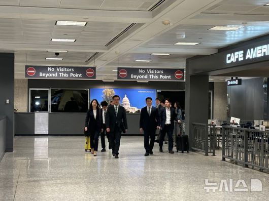 [워싱턴=뉴시스]이윤희 특파원 = 최상목 경제부총리 겸 기획재정부 장관이 도널드 트럼프 미국 행정부와 관세 문제를 논의하기 위해 22일(현지 시간) 워싱턴DC 인근 덜레스국제공항에 들어오고 있다. 2025.04.23.