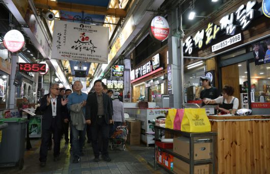 [서울=뉴시스]유인촌 문화체육관광부 장관이 23일 산불 피해 지역인 경북 안동을 찾아 '안동 구시장'의 '찜닭 골목'을 둘러보고 있다. (사진= 문화체육관광부 제공) 2025.04.23. photo@newsis.com *재판매 및 DB 금지
