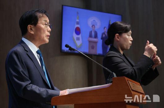 [서울=뉴시스] 조성봉 기자 = 이재명캠프 정책본부장인 윤후덕 더불어민주당 의원이 23일 오전 서울 여의도 국회 소통관에서 열린 이재명 대선 경선 후보 강원·제주 지역공약 발표 기자회견에서 발언을 하고 있다. 2025.04.23. suncho21@newsis.com