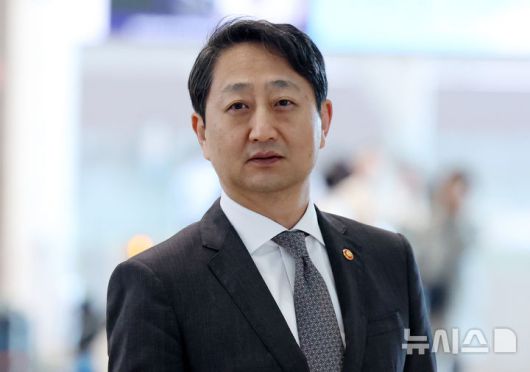 [인천공항=뉴시스] 이영환 기자 = 안덕근 산업통상자원부 장관. 2025.04.23. 20hwan@newsis.com