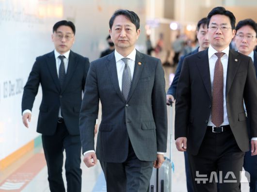 [인천공항=뉴시스] 이영환 기자 = 안덕근 산업통상자원부 장관이 23일 오전 인천국제공항 제2여객터미널을 통해 미국 워싱턴D.C.로 출국하고 있다. 안덕근 장관은 미국 방문 기간 최상목 경제부총리 겸 기획재정부 장관과 함께 스콧 베선트 미 재무부 장관, 제이미슨 그리어 무역대표부(USTR) 대표와 면담을 진행할 예정이다. 2025.04.23. 20hwan@newsis.com