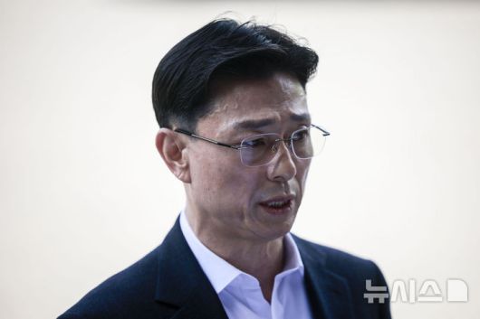 [과천=뉴시스] 정병혁 기자 =고위공직자범죄수사처(공수처)가 해병대 채상병 사망 의혹 사건의 핵심 피의자인 임성근 전 해병대 1사단장의 휴대전화 포렌식 선별작업을 오는 30일 재개한다. 임 전 사단장이  해병대 채 상병 순직 사건에 대한 외압 의혹 수사관련 포렌식 참관을 위해 23일 경기 과천시 고위공직자범죄수사처(공수처)로 출석하기에 앞서 취재진 앞에서 입장을 밝히고 있다. 2025.04.23. jhope@newsis.com