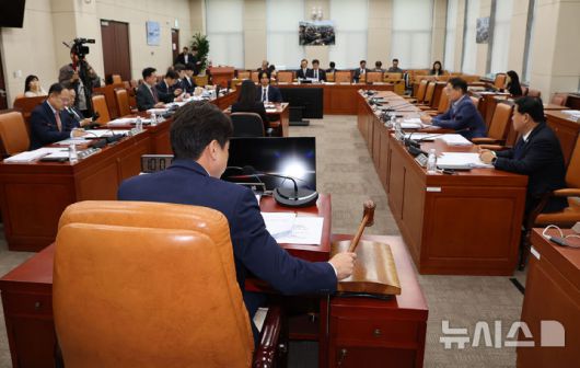 [서울=뉴시스] 권창회 기자 = 23일 서울 여의도 국회에서 열린 국방위원회 법률안심사소위원회에서 부승찬 소위원장이 의사봉을 두드리고 있다. 2025.04.23. kch0523@newsis.com