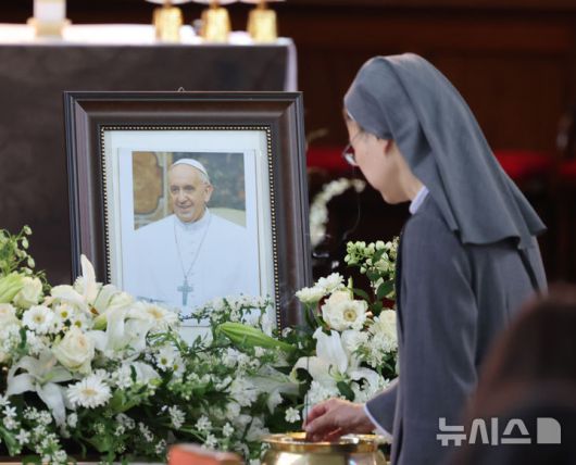 [인천=뉴시스] 전진환 기자 = 제266대 교황인 프란치스코 교황이 선종한 가운데 23일 인천 중구 답동성당에 마련된 분향소에서 한 수녀가 분향하고 있다.  2024.04.23. amin2@newsis.com