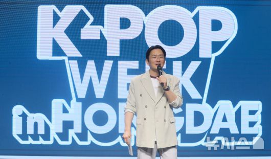 [서울=뉴시스] 김혜진 기자 = 개그맨 윤형빈이 23일 오후 서울 마포구 H-스테이지에서 열린 'K팝 위크 인 홍대' 기자간담회에서 인사말을 하고 있다. 2025.04.23. jini@newsis.com