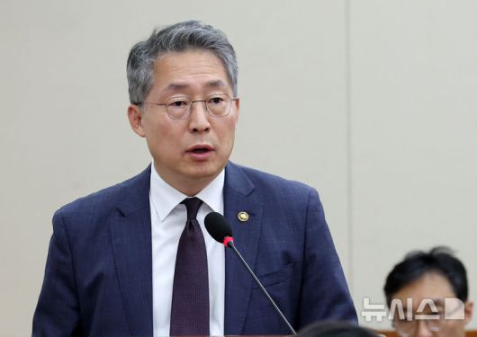 [서울=뉴시스] 조성우 기자 = 김민석 고용노동부 차관이 23일 오전 서울 여의도 국회에서 열린 환경노동위원회 전체회의에서 2025년도 제1회 추가경정예산안에 대한 제안설명을 하고 있다. 2025.04.23. xconfind@newsis.com