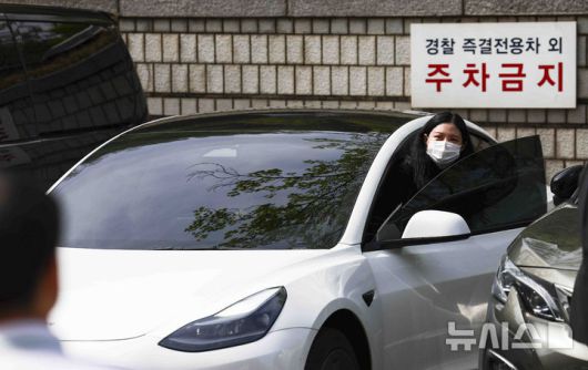 [서울=뉴시스] 김근수 기자 = 조국혁신당 조국 전 대표의 딸 조민이 23일 서울 서초구 서울중앙지방법원에서 열린 허위작성공문서행사, 업무방해, 위계공무집행방해 혐의 관련 2심 선고 공판에서 벌금 1천만원을 선고받은 후 테슬라 차량에 탑승하고 있다. 2025.04.23. ks@newsis.com