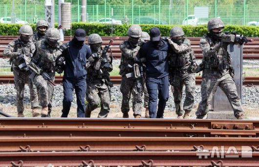 [부산=뉴시스] 하경민 기자 = 2025년 충무훈련의 하나로 '도시철도 피해복구 종합 실제훈련'이 열린 23일 부산 금정구 도시철도 1호선 노포차량정비창에서 군사경찰 대테러특임대가 테러범을 제압하고 있다.  전시 적 공격으로 인한 도시철도 시설피해 발생에 대비한 민·관·군·경·소방 합동훈련에는 53사단 부산여단과 부산교통공사, 금정구청, 금정소방서, 보건소, 부산항만공사, 금정결찰서 등 7개 기관 200여 명이 참가했다. 2025.04.23. yulnetphoto@newsis.com