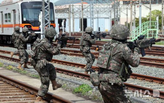 [부산=뉴시스] 하경민 기자 = 2025년 충무훈련의 하나로 '도시철도 피해복구 종합 실제훈련'이 열린 23일 부산 금정구 도시철도 1호선 노포차량정비창에서 군사경찰 대테러특임대가 테러범을 제압하고 있다.  전시 적 공격으로 인한 도시철도 시설피해 발생에 대비한 민·관·군·경·소방 합동훈련에는 53사단 부산여단과 부산교통공사, 금정구청, 금정소방서, 보건소, 부산항만공사, 금정결찰서 등 7개 기관 200여 명이 참가했다. 2025.04.23. yulnetphoto@newsis.com