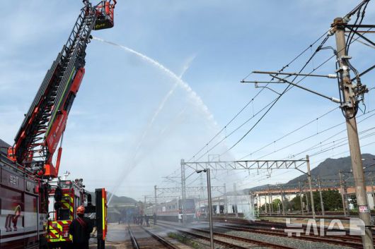 [부산=뉴시스] 하경민 기자 = 2025년 충무훈련의 하나로 '도시철도 피해복구 종합 실제훈련'이 열린 23일 부산 금정구 도시철도 1호선 노포차량정비창에서 소방이 테러로 인한 화재를 진압하고 있다. 전시 적 공격으로 인한 도시철도 시설피해 발생에 대비한 민·관·군·경·소방 합동훈련에는 53사단 부산여단과 부산교통공사, 금정구청, 금정소방서, 보건소, 부산항만공사, 금정결찰서 등 7개 기관 200여 명이 참가했다. 2025.04.23. yulnetphoto@newsis.com