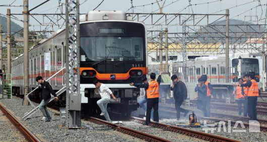 [부산=뉴시스] 하경민 기자 = 2025년 충무훈련의 하나로 '도시철도 피해복구 종합 실제훈련'이 열린 23일 부산 금정구 도시철도 1호선 노포차량정비창에서 테러를 당한 도시철도 승객들이 대피하고 있다. 전시 적 공격으로 인한 도시철도 시설피해 발생에 대비한 민·관·군·경·소방 합동훈련에는 53사단 부산여단과 부산교통공사, 금정구청, 금정소방서, 보건소, 부산항만공사, 금정결찰서 등 7개 기관 200여 명이 참가했다. 2025.04.23. yulnetphoto@newsis.com