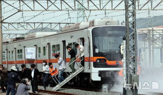 [부산=뉴시스] 하경민 기자 = 2025년 충무훈련의 하나로 '도시철도 피해복구 종합 실제훈련'이 열린 23일 부산 금정구 도시철도 1호선 노포차량정비창에서 테러를 당한 도시철도 승객들이 대피하고 있다. 전시 적 공격으로 인한 도시철도 시설피해 발생에 대비한 민·관·군·경·소방 합동훈련에는 53사단 부산여단과 부산교통공사, 금정구청, 금정소방서, 보건소, 부산항만공사, 금정결찰서 등 7개 기관 200여 명이 참가했다. 2025.04.23. yulnetphoto@newsis.com