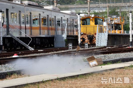 [부산=뉴시스] 하경민 기자 = 2025년 충무훈련의 하나로 '도시철도 피해복구 종합 실제훈련'이 열린 23일 부산 금정구 도시철도 1호선 노포차량정비창에서 폭발물처리반이 테러범이 설치한 폭발물을 제거하고 있다.  전시 적 공격으로 인한 도시철도 시설피해 발생에 대비한 민·관·군·경·소방 합동훈련에는 53사단 부산여단과 부산교통공사, 금정구청, 금정소방서, 보건소, 부산항만공사, 금정결찰서 등 7개 기관 200여 명이 참가했다. 2025.04.23. yulnetphoto@newsis.com