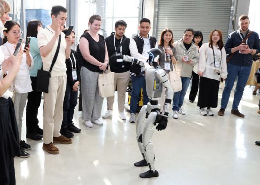 [서울=뉴시스] 추상철 기자 = 23일 서울 강남구 로봇플러스 테스트필드에서 독일, 중국, 일본, 필리핀, 에티오피아 등 8개국 지방정부 소속 공무원들이 로봇 시연을 보고 있다. (사진= 강남구 제공) 2025.04.23. photo@newsis.com *재판매 및 DB 금지