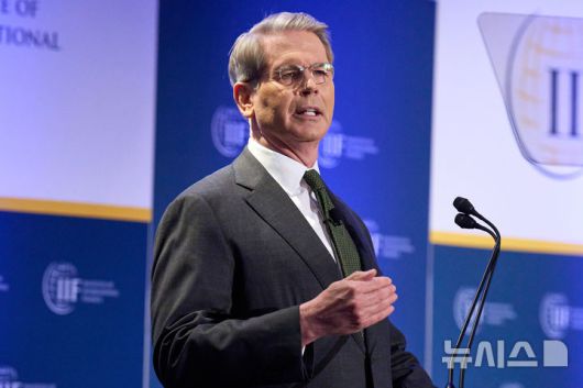 [워싱턴=AP/뉴시스] 23일(현지 시간) 스콧 베선트 미 재무부 장관이 워싱턴 DC에서 열린 국제금융연구소(IIF) 주최한 행사에서 연설하고 있다. 그는 미국과 중국이 무역문제와 관련해 '빅딜'을 달성할 기회가 있다고 밝혔다. 2025.04.24