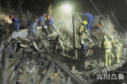 [키이우=AP/뉴시스] 24일(현지 시간) 우크라이나 키이우에서 구조대원들이 러시아의 탄도미사일 공격으로 무너진 건물 잔해를 치우고 있다. 2025.04.25.