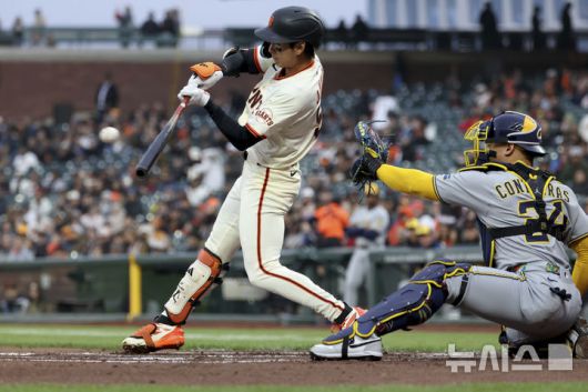 [샌프란시스코=AP/뉴시스] 샌프란시스코 자이언츠의 이정후(왼쪽)가 23일(현지 시간) 미 캘리포니아주 샌프란시스코 오라클 파크에서 열린 2025 메이저리그 밀워키 브루어스와의 경기 1회 말 좌전 안타를 치고 있다. 2025.04.24.