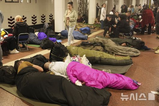 [키이우=AP/뉴시스] 24일(현지 시간) 러시아가 우크라이나 수도 키이우에 대규모 공습을 감행한 가운데 주민들이 한 지하철역에 대피해 있다. 2025.04.25.