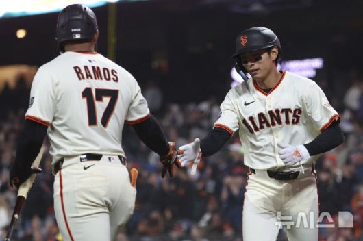 [샌프란시스코=AP/뉴시스] 샌프란시스코 자이언츠의 이정후(오른쪽)가 23일(현지 시간) 미 캘리포니아주 샌프란시스코 오라클 파크에서 열린 2025 메이저리그 밀워키 브루어스와의 경기 6회 말 득점 후 엘리엇 라모스와 세리머니하고 있다. 2025.04.24.