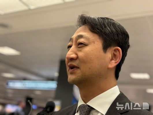 [워싱턴=뉴시스]이윤희 특파원 = 안덕근 산업통상자원부 장관이 23일(현지 시간) 미국 워싱턴DC 인근 덜레스국제공항에서 특파원들의 질문에 답변하고 있다. 안 장관은 이날부터 사흘간 미국에 머무르며 관세 관련 협의를 진행할 예정이다. 2025.04.24.