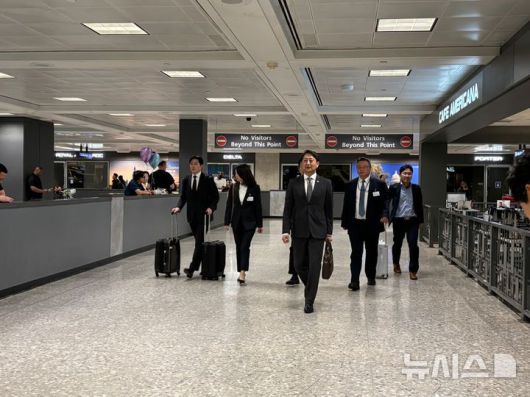 [워싱턴=뉴시스]이윤희 특파원 = 안덕근 산업통상자원부 장관이 23일(현지 시간) 미국 워싱턴DC 인근 덜레스국제공항 입국장에서 이동하고 있다. 2025.04.24.