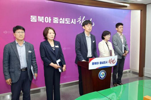 [창원=뉴시스] 강경국 기자 = 이성민 경남 창원시 문화관광체육국장이 24일 시청 프레스센터에서 창원시립테니스장 내 실내테니스장 건립과 관련해 브리핑을 하고 있다. (사진=창원시청 제공). 2025.04.24. photo@newsis.com *재판매 및 DB 금지