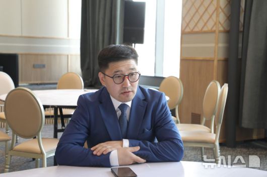 [울란바토르=뉴시스]몽골의 식품농업경공업부 ‘3인자’이자 축산정책관리국을 총괄하는 체벡미드 뭉흐나상 국장이 지난 18일 울란바토르에서 뉴시스와 인터뷰하고 있다. (사진=김수헌PD bi2og@naver.com, 지구촌나눔운동 제공) 2025.04.24.