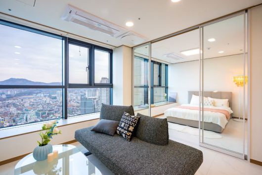 [서울=뉴시스] 리마크빌 이스트폴에서 전용면적 47㎡(1.5룸)으로 면적이 가장 큰 D타입 내부의 모습. 2025.04.25. (사진=KT에스테이트 제공) photo@newsis.com  *재판매 및 DB 금지