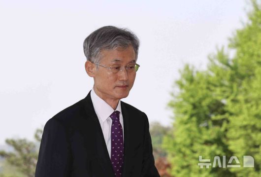 [서울=뉴시스] 김근수 기자 = 조희대 대법원장이 24일 오전 서울 서초구 대법원으로 출근하고 있다.대법원이 24일 이재명 더불어민주당 대선 경선후보 공직선거법 위반 사건을 심리하기 위해 전원합의체를 다시 열었다. 이는 조희대 대법원장이 이틀 전 직권 회부한 뒤 속행 심리를 신속히 연 것으로, 통상적인 일정과는 다른 이례적 조치다. 조 대법원장은 공직선거법 재판의 ‘6·3·3 원칙’ 준수를 강조하며 신속 심리를 추진하고 있다. 2025.04.24. ks@newsis.com