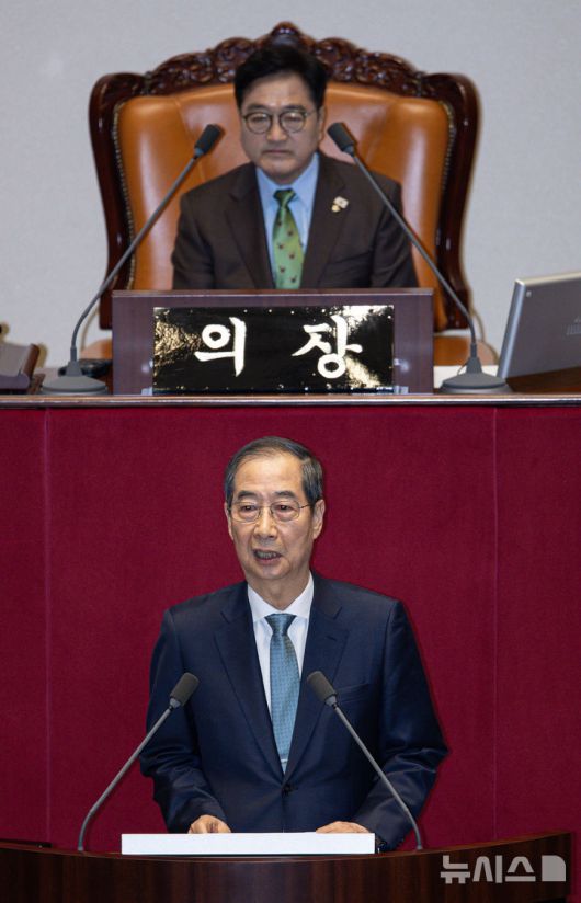 [서울=뉴시스] 국회사진기자단 = 한덕수 대통령 권한대행 국무총리가 24일 오전 서울 여의도 국회 본회의장에서 열린 제424회 국회(임시회) 제6차 본회의에서 2025년도 제1회 추가경정예산안에 대한 정부의 시정연설을 하고 있다. 2025.04.24. photo@newsis.com