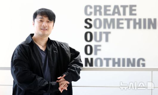 [서울=뉴시스] 김선웅 기자 = MCN기업 순이엔티 박창우 대표가 24일 서울 마포구 소재 순이엔티 사옥에서 뉴시스와 인터뷰를 갖고 사진촬영을 하고 있다. 2025.04.24. mangusta@newsis.com