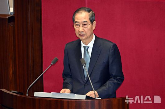 [서울=뉴시스] 국회사진기자단 = 한덕수 대통령 권한대행 국무총리가 24일 서울 여의도 국회에서 열린 제424회 국회(임시회) 제6차 본회의에서 2025년도 제1회 추가경정예산안에 대한 정부의 시정연설을 하고 있다. 2025.04.24. photo@newsis.com