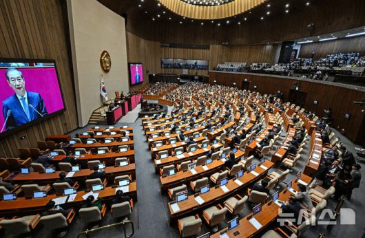 [서울=뉴시스] 국회사진기자단 = 한덕수 대통령 권한대행 국무총리가 24일 서울 여의도 국회에서 열린 제424회 국회(임시회) 제6차 본회의에서 2025년도 제1회 추가경정예산안에 대한 정부의 시정연설을 하고 있다. 2025.04.24. photo@newsis.com