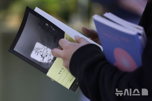 [서울=뉴시스] 최동준 기자 = 24일 서울 종로구 교보문고 광화문점에서 시민이 한강 작가의 신작 산문집 '빛과 실'을 살펴보고 있다. 2025.04.24. photocdj@newsis.com