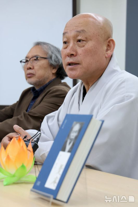 [서울=뉴시스] 박진희 기자 = 한국불교문화사업단 단장 만당 스님과 '만암 평전' 저자 김택근 작가가 24일 서울 종로구 한국불교문화사업단에서 조계종출판사 신간 '만암 평전' 출간 기념 기자간담회를 하고 있다. 2025.04.24. pak7130@newsis.com