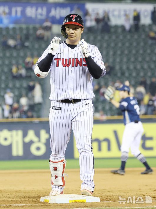 [서울=뉴시스] 김진아 기자 = 24일 오후 서울 송파구 잠실야구장에서 열린 2025 KBO리그 NC 다이노스와 LG 트윈스의 경기, 8회말 2사 1루 LG 문보경이 1루타를 친 후 기뻐하고 있다. 2025.04.24. bluesoda@newsis.com