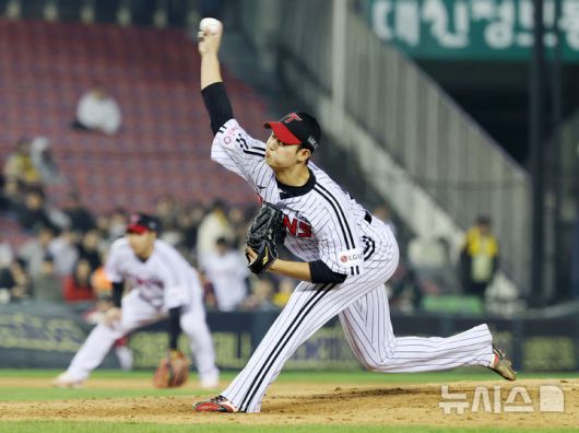 [서울=뉴시스] 김진아 기자 = 지난 24일 오후 서울 송파구 잠실야구장에서 열린 2025 KBO리그 NC 다이노스와 LG 트윈스의 경기, 9회초 LG 김영우가 역투하고 있다. 2025.04.24. bluesoda@newsis.com