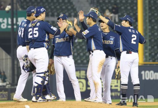 [서울=뉴시스] 김진아 기자 = 24일 오후 서울 송파구 잠실야구장에서 열린 2025 KBO리그 NC 다이노스와 LG 트윈스의 경기, 3-1로 승리한 NC 선수들이 기뻐하고 있다. 2025.04.24. bluesoda@newsis.com