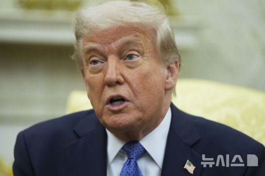 [워싱턴=AP/뉴시스]도널드 트럼프 미 대통령이 24일(현지 시간) 백악관에서 요나스 가르 스퇴레 노르웨이 총리와 회담하면서 발언하고 있다. 2025.4.25.