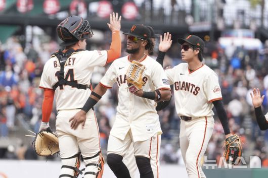 [샌프란시스코=AP/뉴시스] 샌프란시스코 자이언츠의 이정후(오른쪽)가 지난 4월24일(현지 시간) 미 캘리포니아주 샌프란시스코 오라클 파크에서 열린 2025 메이저리그 밀워키 브루어스와의 경기를 승리로 마친 후 동료들과 자축하고 있다. 이정후는 3타수 1안타 1타점 1득점 2볼넷을 기록했고 팀은 6-5로 승리했다. 2025.04.25.