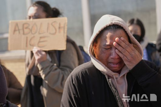 [엘리자베스=AP/뉴시스] 지난달 3일(현지 시간) 미국 뉴저지 엘리자베스에서 열린 이민자 구금 항의 시위에서 한 남성이 눈물을 흘리고 있다. 2025.04.28.