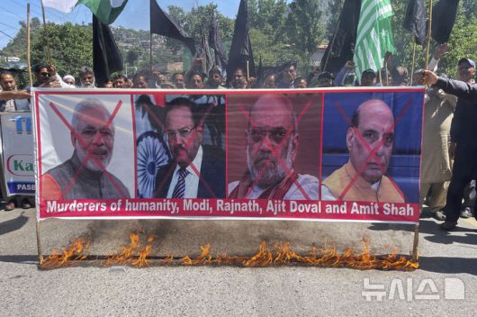 [무자파라바드=AP/뉴시스] 4월 25일 파키스탄령 카슈미르 무자파라바드에서 인도 정부의 수자원 공유 중단을 규탄하는 시위에 나선 카슈미르 난민 단체 회원들이 나렌드라 모디 인도 총리 등의 사진이 담긴 현수막을 불태우며 구호를 외치고 있다.  인도 정부는 22일의 카슈미르 총격 테러에 따른 조치로 다음 날에 국경 폐쇄, 인더스 강물 공유 중단, 자국 내 파키스탄인에 대한 출국 조치 등 파키스탄에 대한 외교적 대응을 결정했다. 2025.04.29.