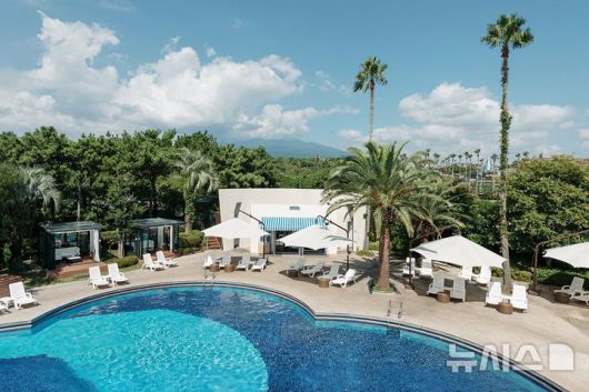 [서울=뉴시스] 교원그룹 스위트호텔 제주 블루 오아시스(야외수영장). (사진= 교원그룹 제공)