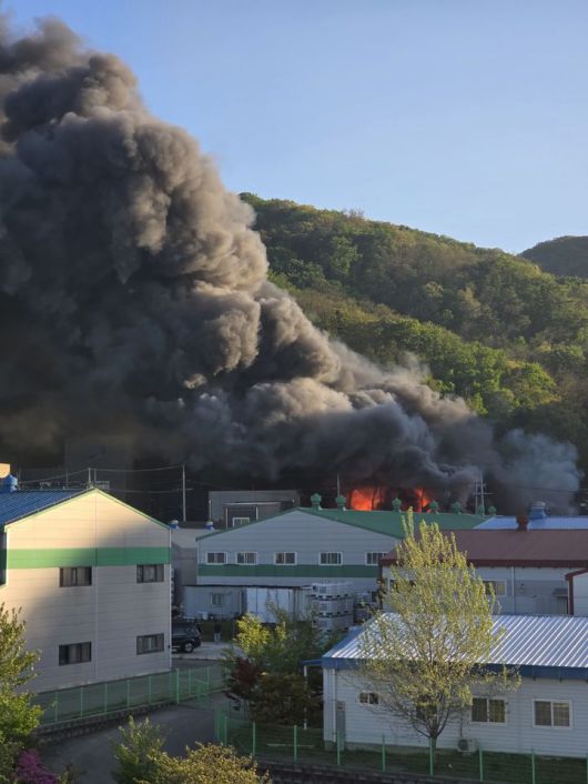 [천안=뉴시스] 충남 천안 풍세산업단지 내 공장에서 불이나 소방당국이 진화중이다. 사진=독자제공 *재판매 및 DB 금지